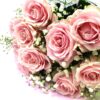ピンク系の薔薇とかすみ草の花束