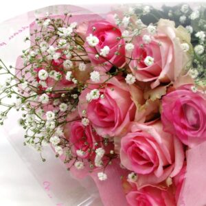 ピンク系の薔薇ととかすみ草の花束