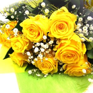 黄色系の薔薇ととかすみ草の花束