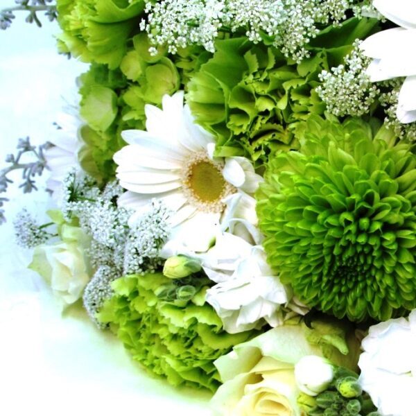 White＆Greenおまかせ花束長い形白グリーン系